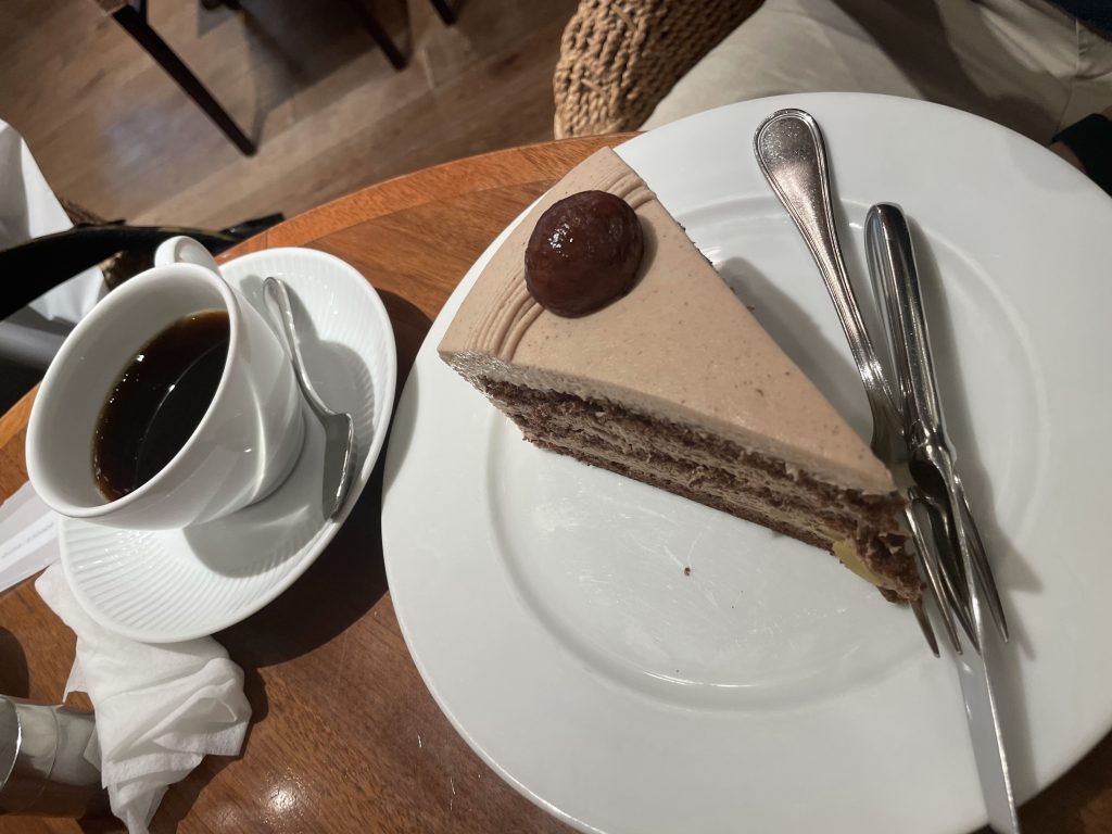 マロンチョコレートケーキ　（￥1,030）