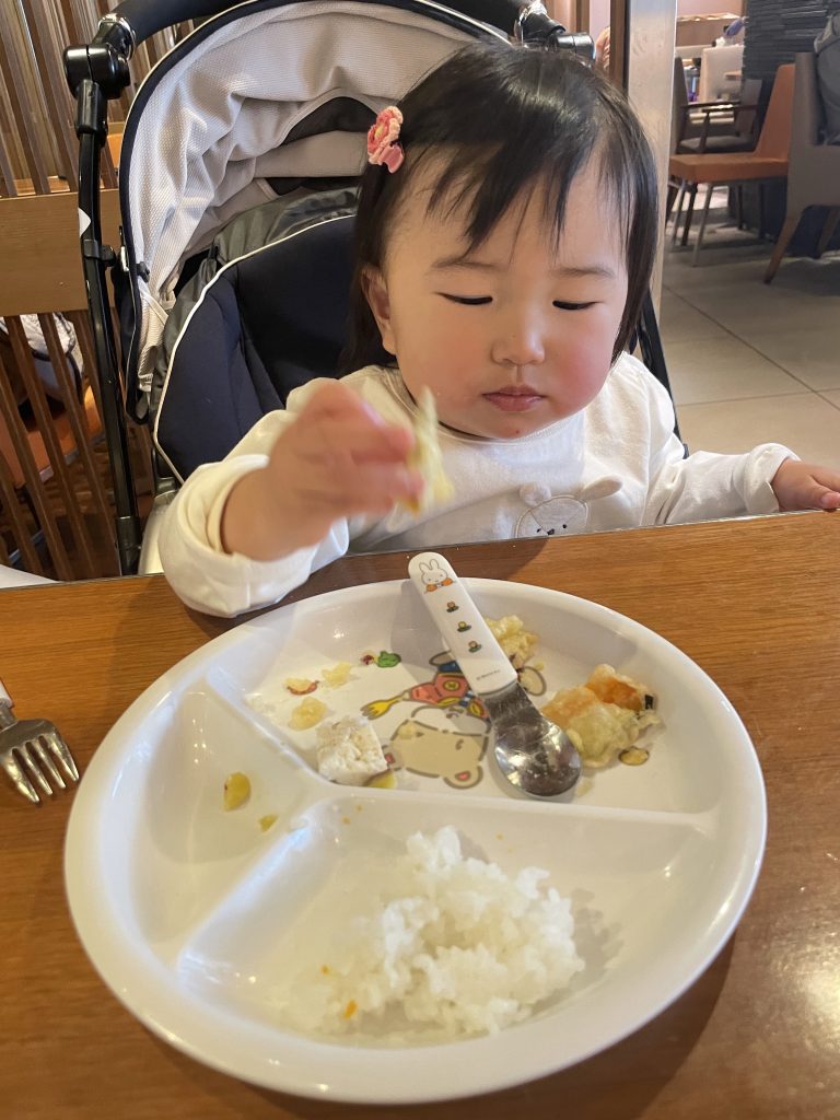 食事する娘（１歳２か月）